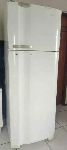Vendo geladeira Eletrolux Frost Free em bom estado