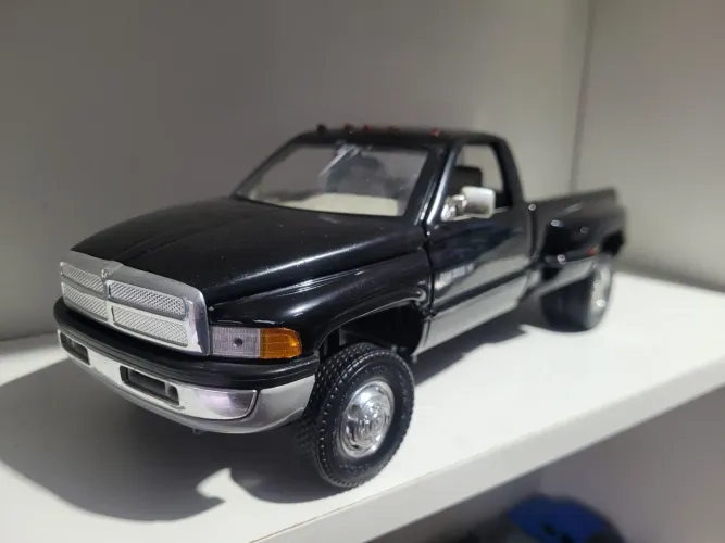 Miniatura Dodge Ram 1/18