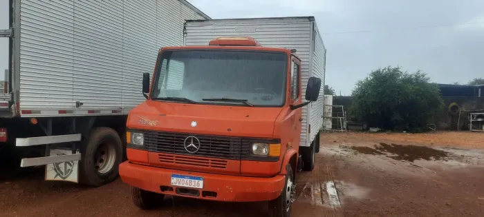 Caminhão 710 MB baú 