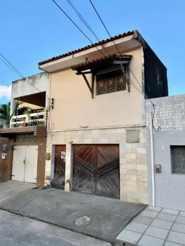 Sobrado para venda possui 270 metros quadrados com 5 quartos em Prado - Maceió - AL