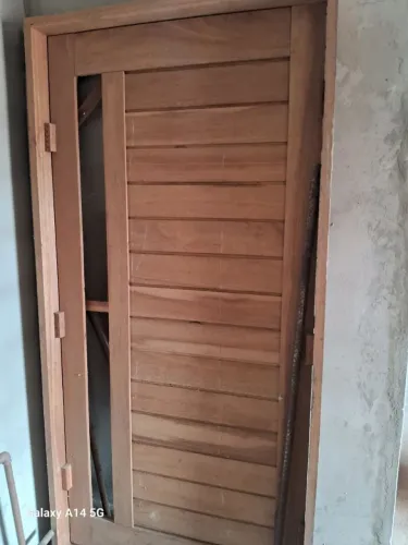 Vende porta de madeira