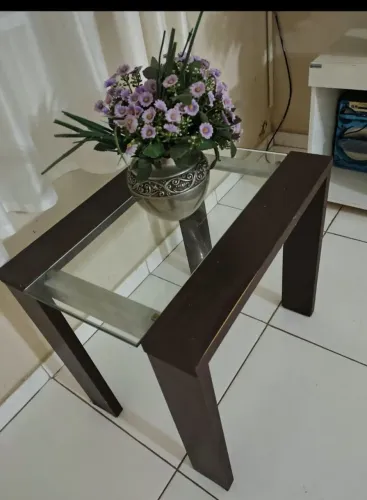 Mesa de centro com vidro.