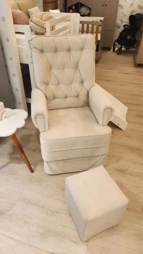 Poltrona amamentação com puff