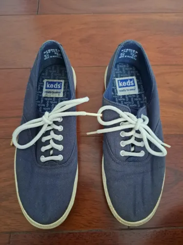Tenis Keds no. 34 em lona azul marinho.