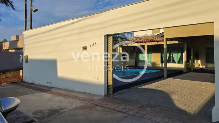 Casa à venda com 2 quartos e piscina na Região Norte, Londrina