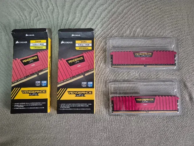 Memória RAM Corsair Vengeance LPX DDR4 16GB (2x8GB) 2400MHz RED