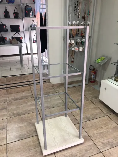 Vendo Expositor Torre de metal com prateleiras de vidro