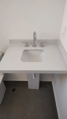 Pia de Banheiro Completa em Quartzo Branco 68x54 cm com Cuba e Torneira 