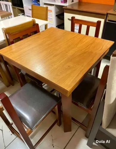 Mesa com 4 cadeiras nova