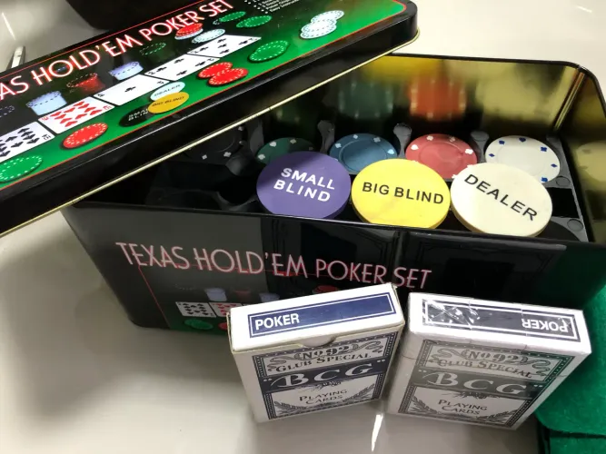 Kit Poker Texas Hold Completo - 200 Fichas + Cartas + Tapete