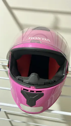 Capacete rosa da Honda 