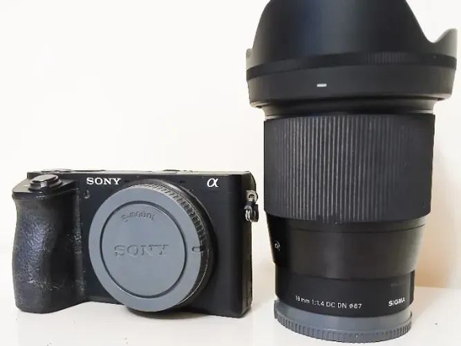 Camera Sony Alfa 6500 + lente Sigma 16 mm f/1.4 + 3 baterias com carregador