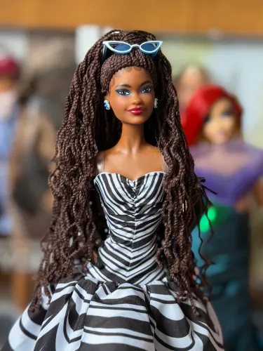 Boneca Barbie signature 65 aniversário negra