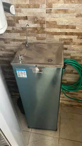 Bebedouro industrial novo com plástico