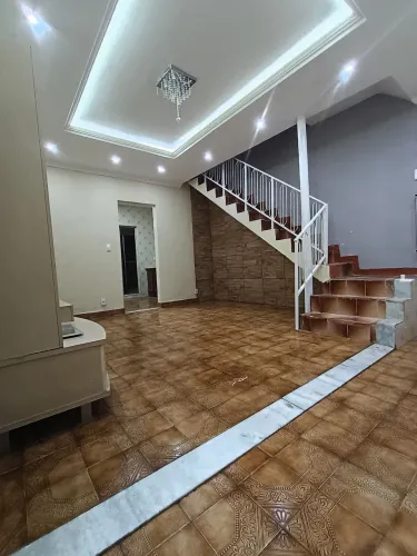 Casa duplex , recém reformada, excelente localização, próximo à farmácias, padarias, etc