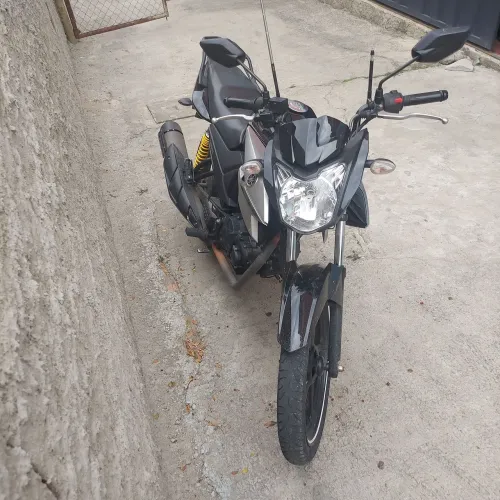 Moto Yamaha Fazer 150 bem conservada