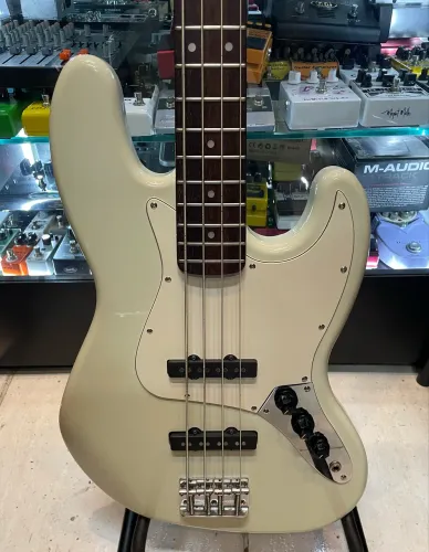 Baixo Squier Califórnia Jazz Bass usado 