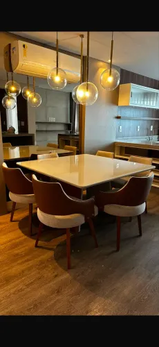 Vendo mesa com 6 cadeiras e 4 banquetas