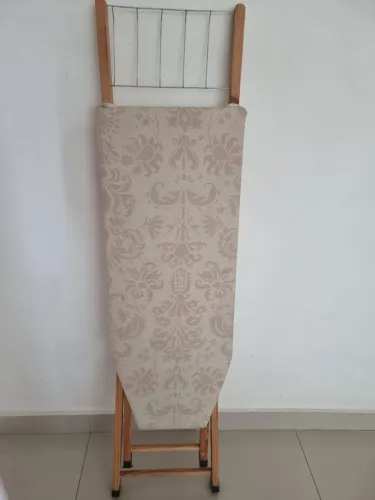 Mesa de passar roupas.