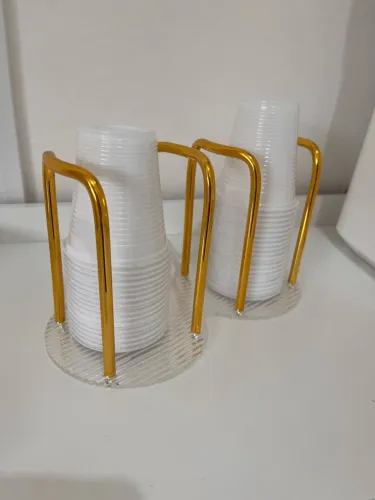 Suporte de copos em acrílico dourado 