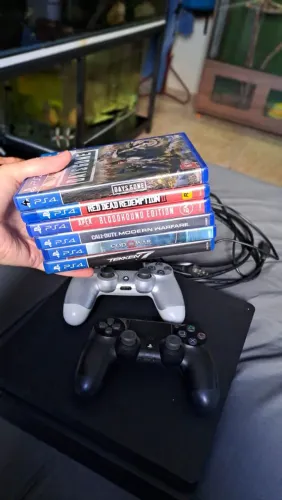 PlayStation 4 (2 controles e 7 jogos inclusos)