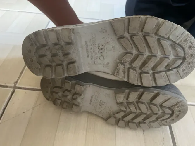 Bota de frios semi nova 