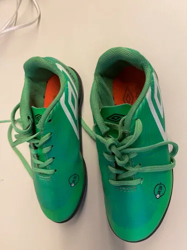 Chuteira socity , tamanho 31 , marca umbro