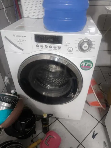 Vendo Lava e seca, pouco uso.