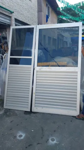 Vende-se Porta Dupla de Correr de Alumínio com Vidro. Valor 550,00.