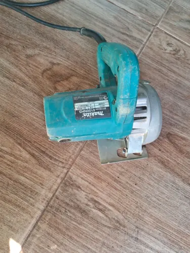 Vende-se essa serra mármore makita no valor de 250,00 reais com nota fiscal