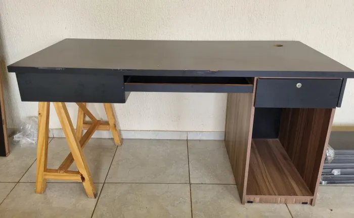 Escrivaninha em mdf preto e amadeirado 162x 68 cm