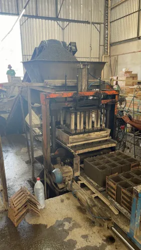 MÁQUINA DE BLOCOS DE CONCRETO EM UBÁ