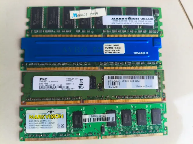 Placas de memoria RAM e Wi-Fi antigas diversas