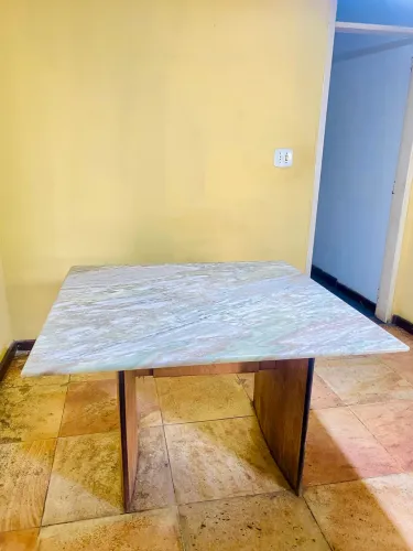 MESA DE MÁRMORE COM BASE DE MADEIRA 