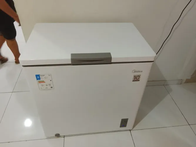 Freezer Midea 200 litros com 1 ano e 8 meses de garantia