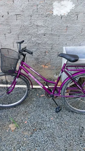 Vendo bicicleta, está bem conservada.  Obs: não faço entrega e não diminuo o preço. 