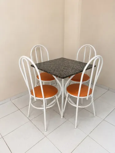 Mesa de granito com 4 cadeiras - Estrutura perfeita e pronta para uso