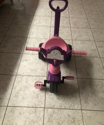 Velocípede com alça semi novo 