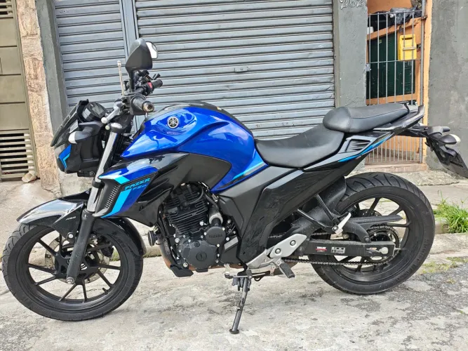 Vendo ou troco essa moto faz 25 2024 .