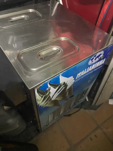 Máquina italianinha semi nova 7.500 pra vender rápido