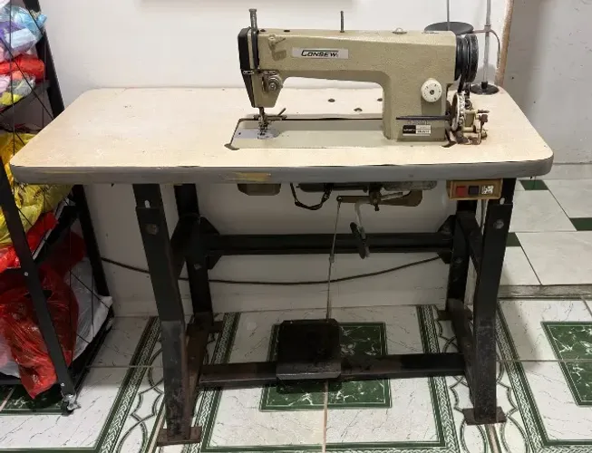 Máquina de costura reta industrial