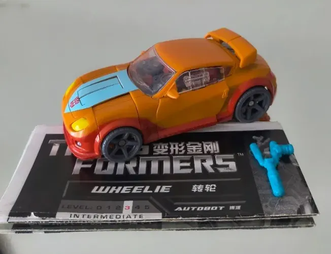 Figure Transformers Generations - Autobot Wheelie Deluxe, Asia Exclusive, completo, Hasbro