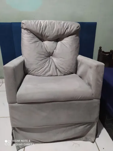 Poltrona amamentação cinza claro veludo 