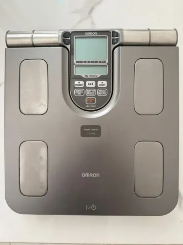 Balança Digital de Controle Corporal Omron HBF-514C com Bioimpedância