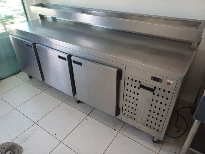 Bancada refrigerada com pista fria em inox. Ideal para pizzaria e sushi.