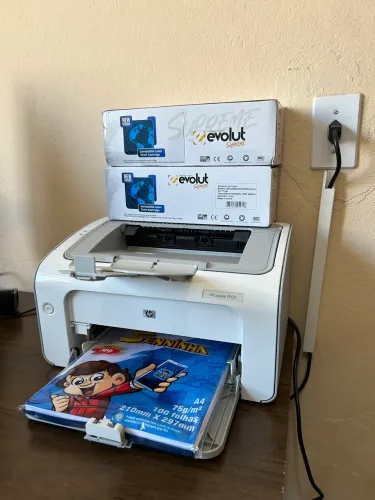 Impressora 1102 HP laser, com 2 toners + pacote de folhas