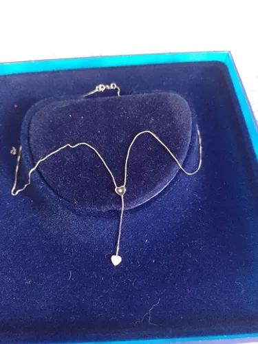 Gargantilha em ouro branco, com diamente