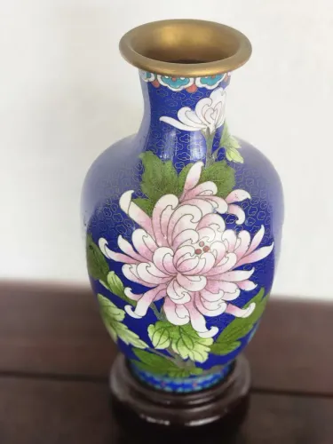 Vaso antigo em cloisone com peanha de madeireira