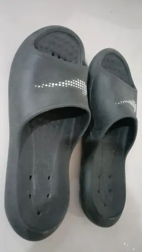 Chinelo Slide Preto com Detalhes