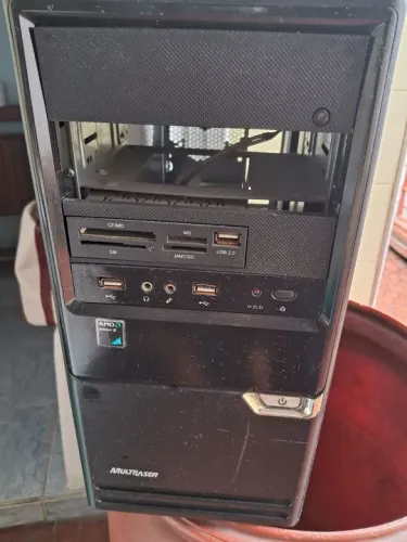 Gabinete de computador com leitor de cartões